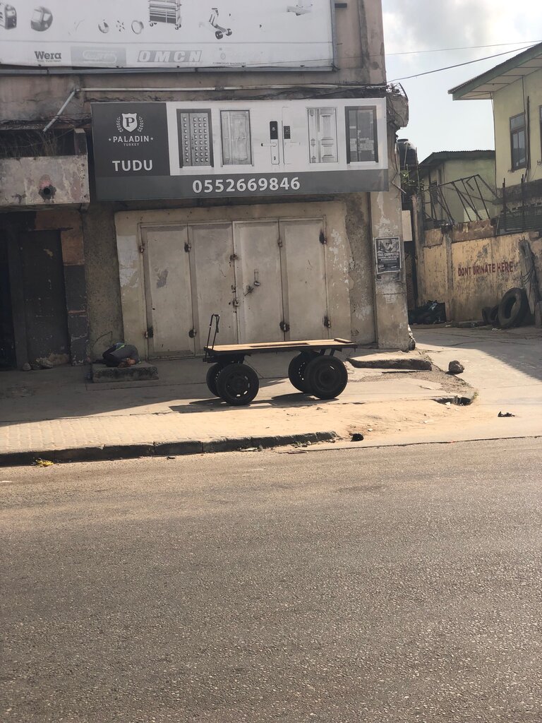 Doors Paladin, Accra, photo