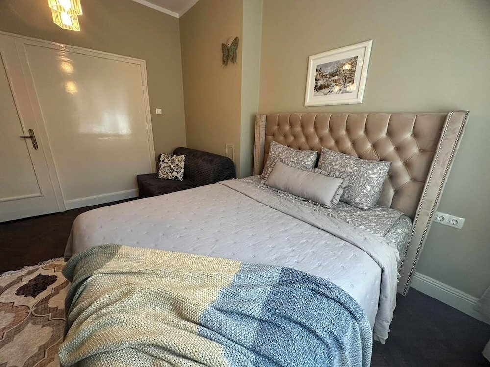 Фото 3 Bdr Top Center Artistic Apartment - 115 m2