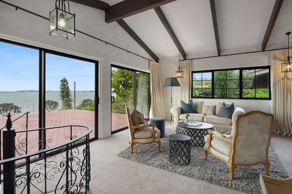 Фото Magnificent Beachfront Mansion - Pool