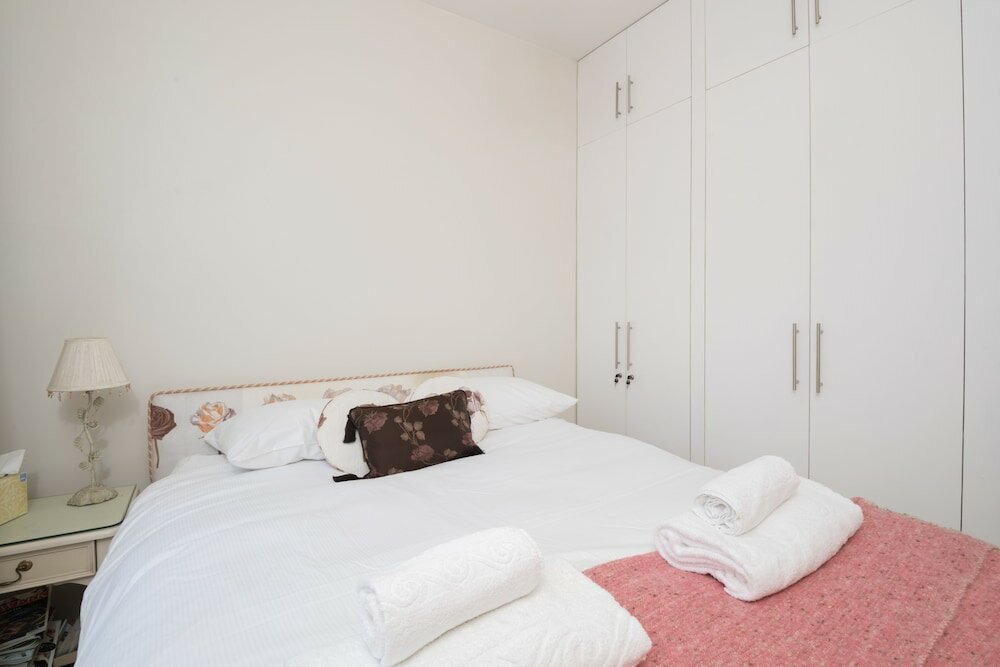 Фото Charming Chelsea Home by the River Thames