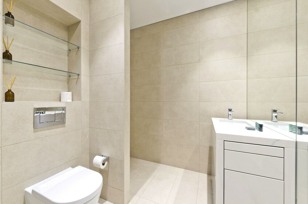 Фото Luxury Waterfront Studio in Canary Wharf by Underthedoormat