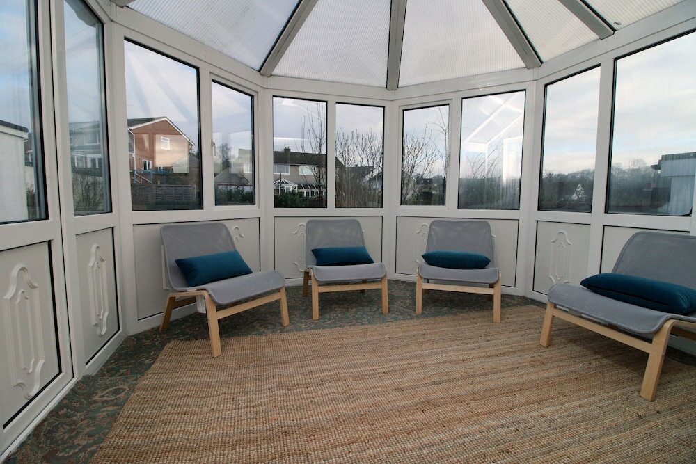 Фото Becky's Bungalow by Tŷ Sa - New Sleeps 8