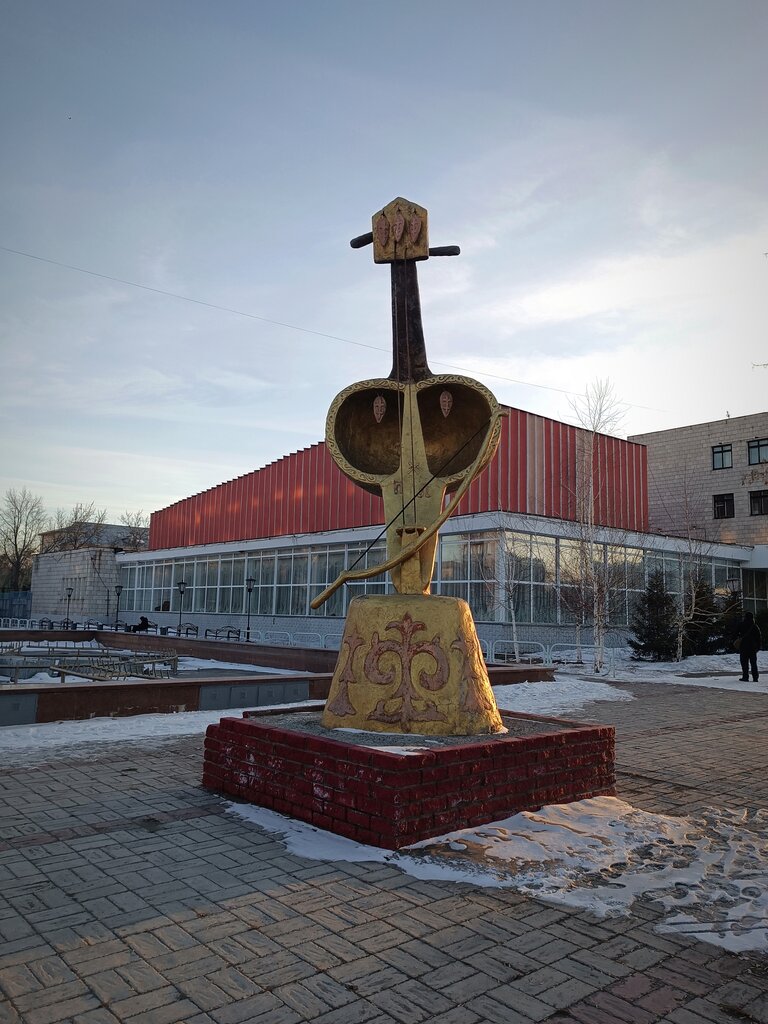 Park, sokak heykeli Kobyz, Pavlodar, foto