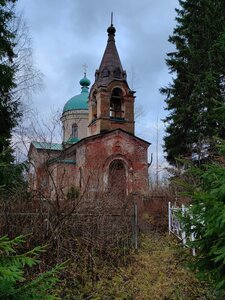 Церковь Трех Святителей (Ленинградская область, Тихвинский район, Ганьковское сельское поселение), православный храм в Санкт‑Петербурге и Ленинградской области