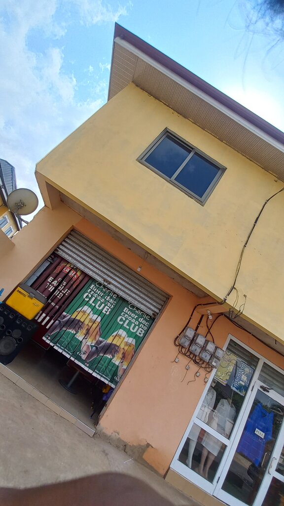 Second-hand shop Drinking Spot, Accra, photo