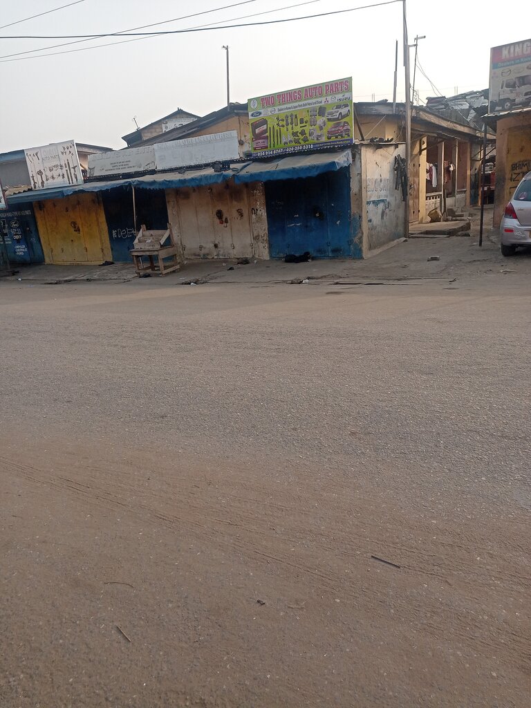 Auto parts and auto goods store Two Things, Accra, photo
