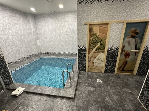 Бу мен ағын суы бар ваннадағы секс туралы бейне