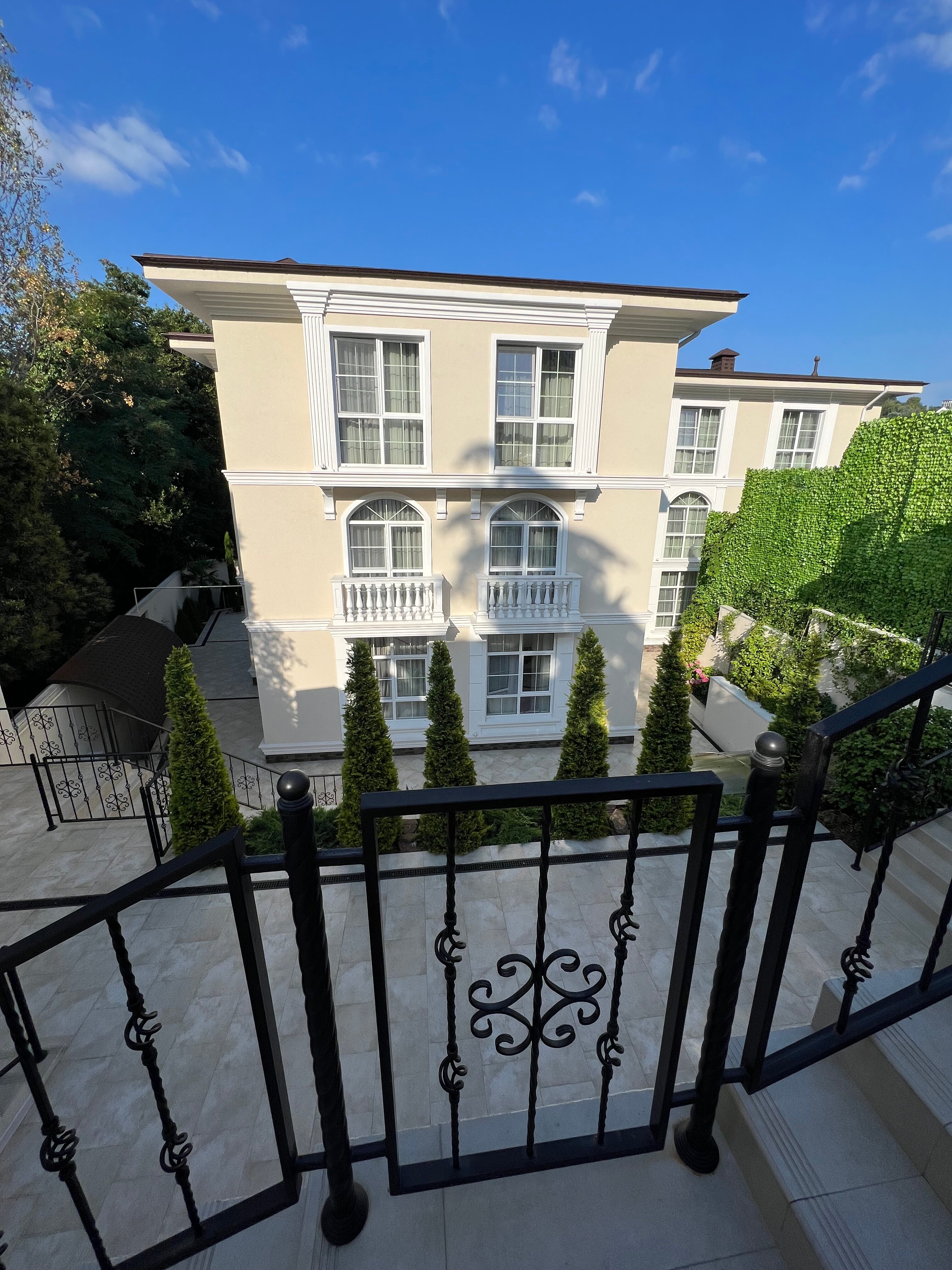 Фото The White Residence