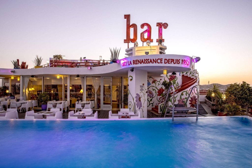 Фото La Renaissance Hotel