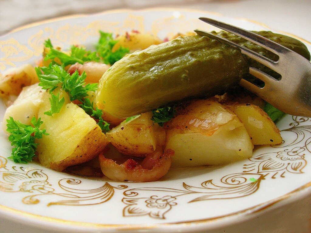 Жареная картошка с огурцами фото