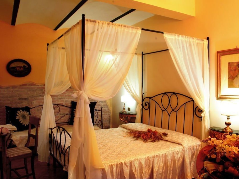 Фото La Contea Farmhouse