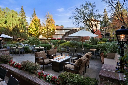 Гостиница Embassy Suites by Hilton Napa Valley в Напе