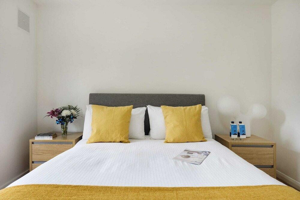 Фото Bright and Spacious Philbeach Garden Apartment