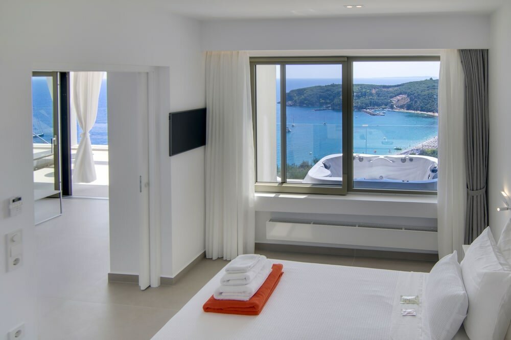 Фото Livinghome Suites