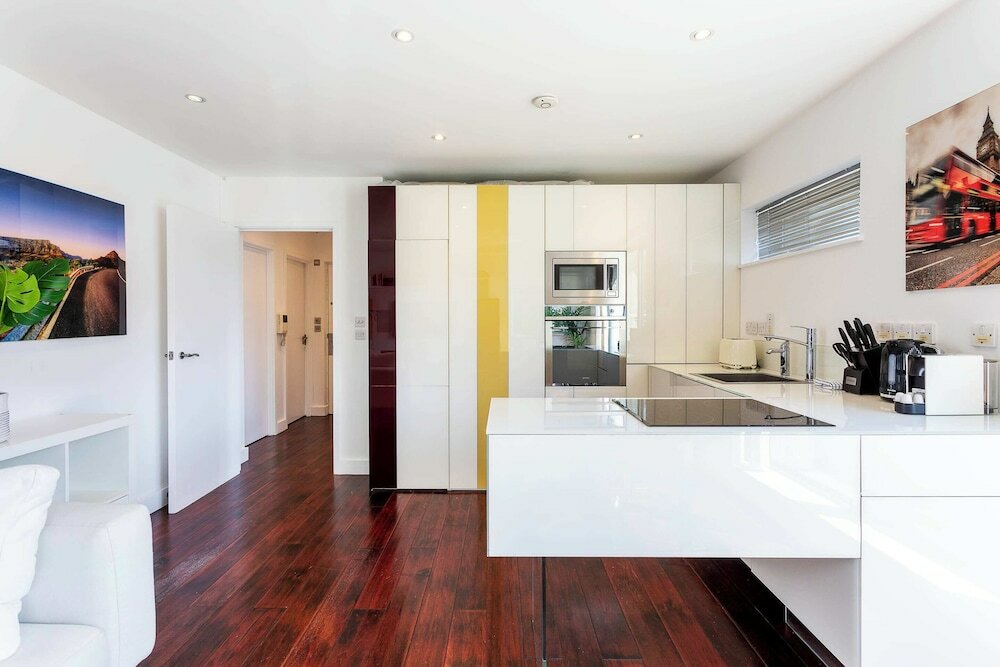 Фото Modern Tower Hill Penthouse