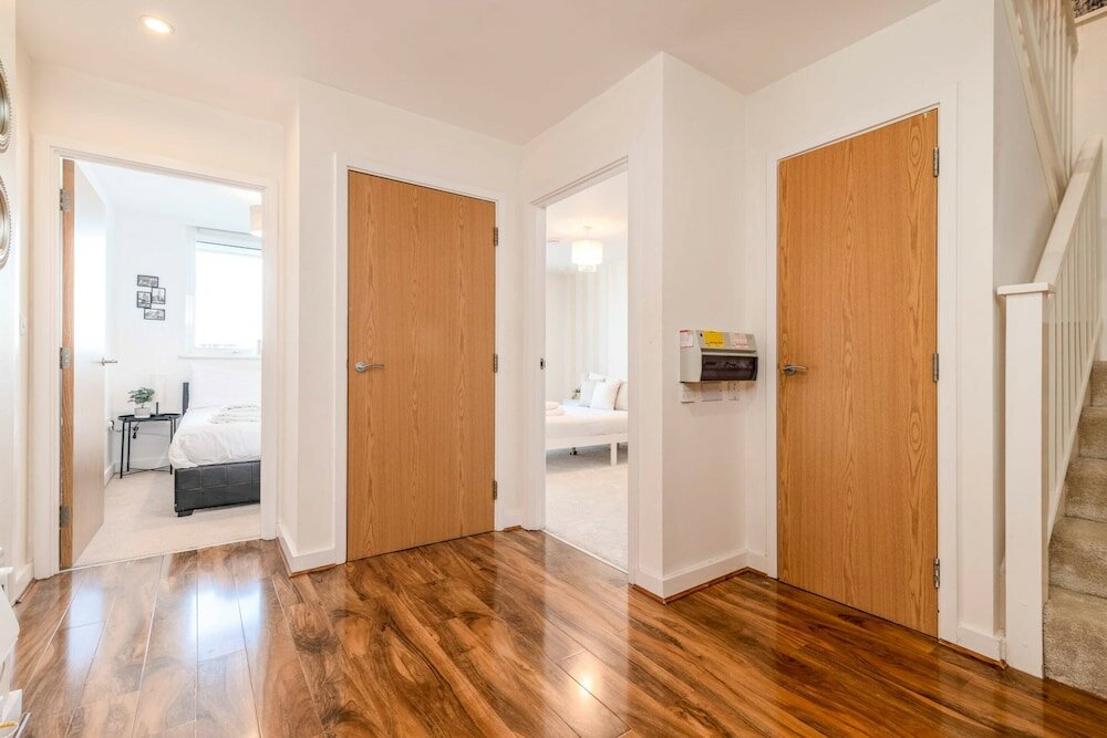 Фото Swanky Stratford Duplex Apartment