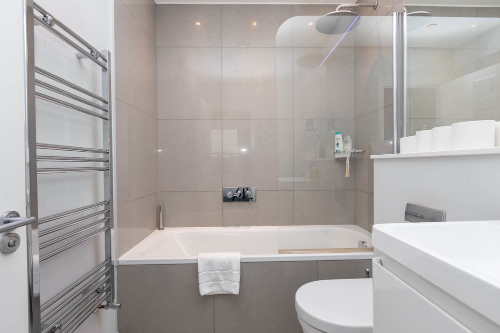 Фото Spacious 3 Bedroom in Notting Hill With Balcony