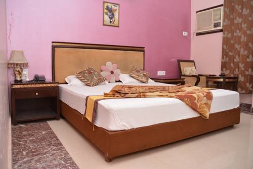 Фото Revels Plum Hotel