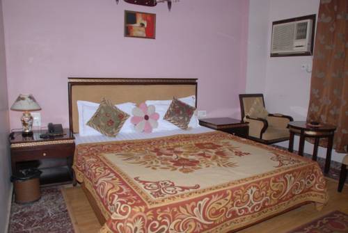 Фото Revels Plum Hotel