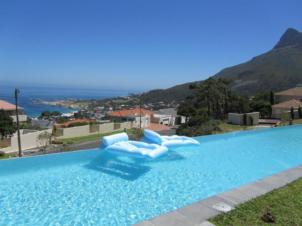 Фото The Crystal Apartments