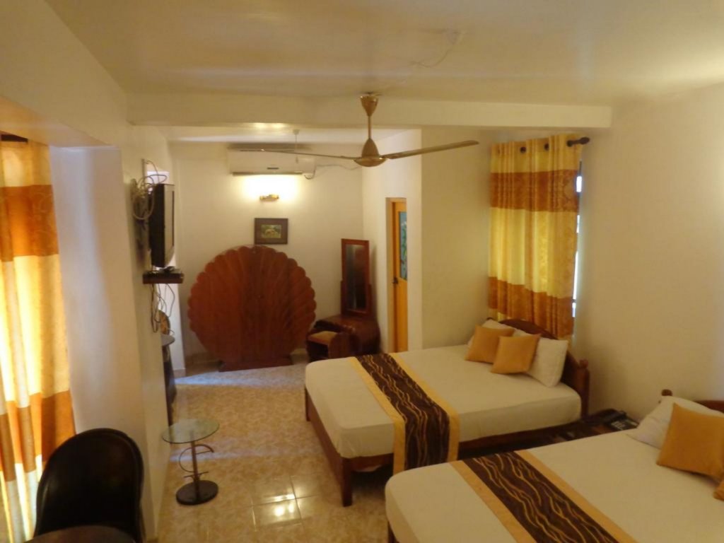 Фото Oak Wood Inn Kandy Hotel