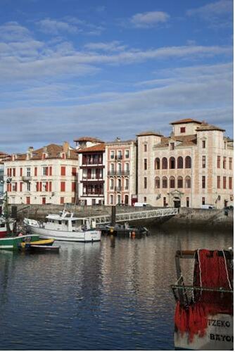 Внешний вид отеля Hotel Le Relais Saint-Jacques в Сен-Жан-де-Люзе, фото 3