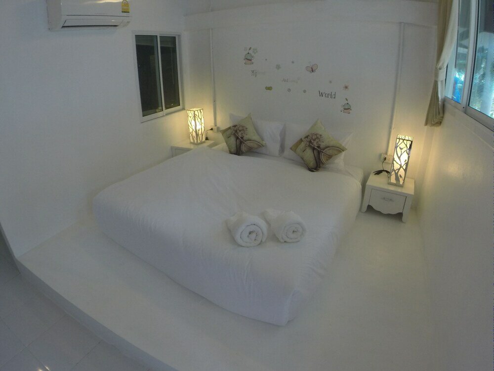 Фото At We Patong Guest House