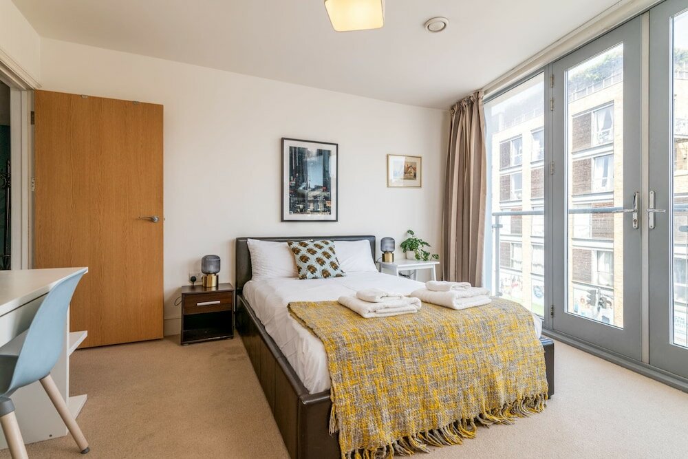 Фото Bright & Spacious Battersea Flat