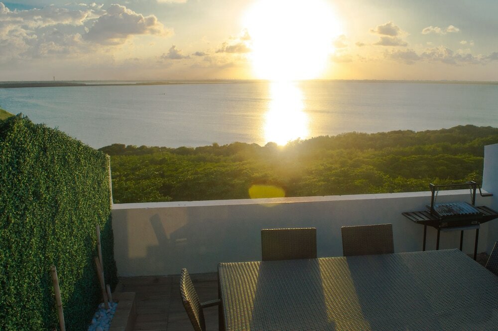 Фото Beachfront Penthouses at Brisas by The Spot