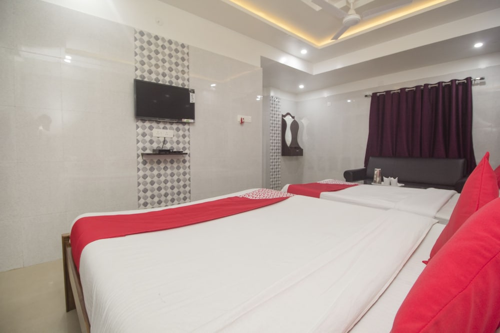 Фото Oyo 27907 Greater Kailash The Palace