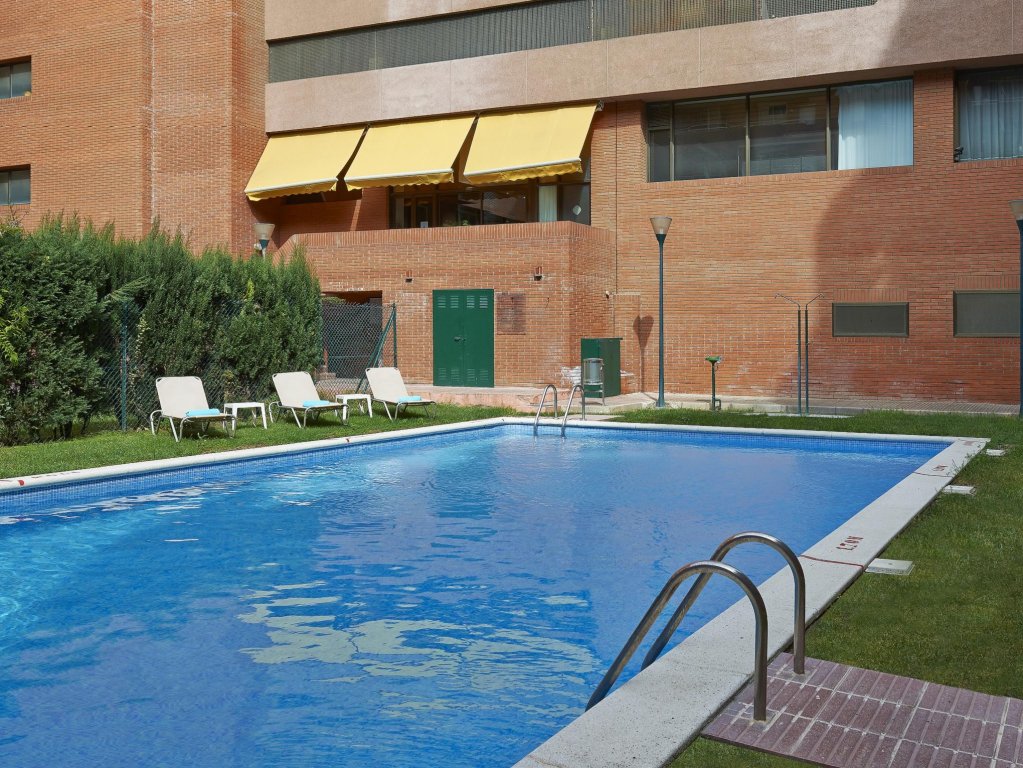 Фото Apartamentos Hesperia Barcelona Sant Joan