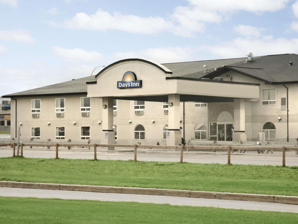 Фото Days Inn & Suites by Wyndham Thompson