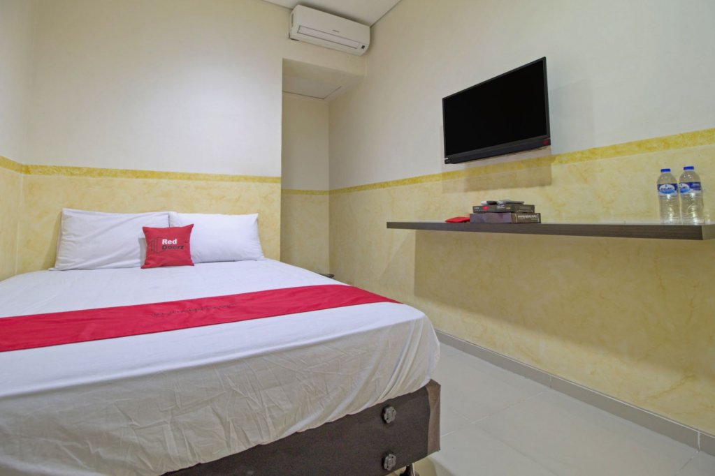 Фото Reddoorz near Gajah Mada Plaza 2
