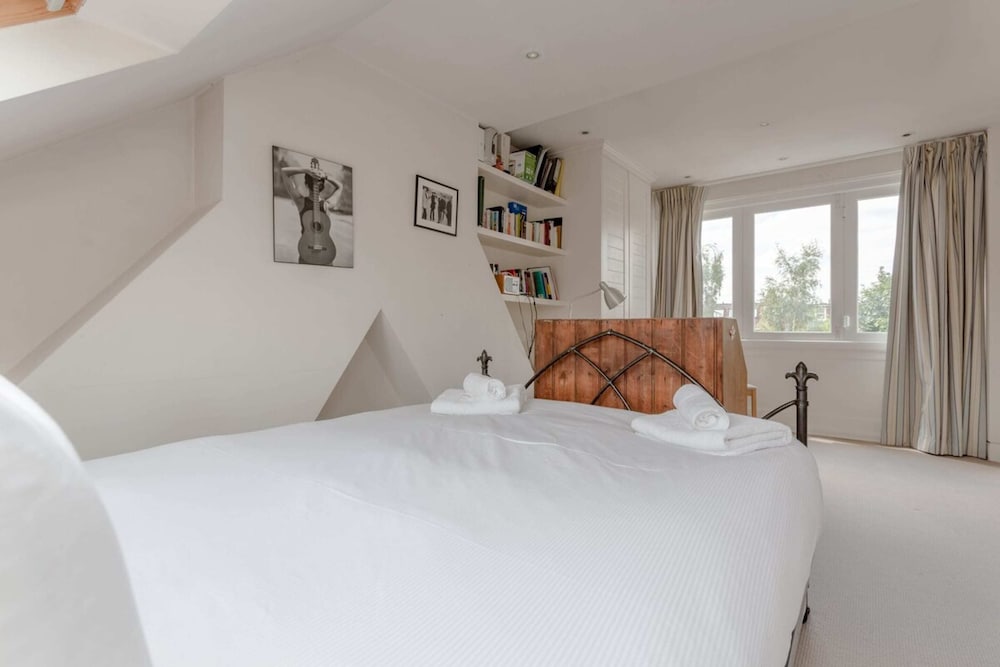 Фото Large Modern Maisonette in Southfields