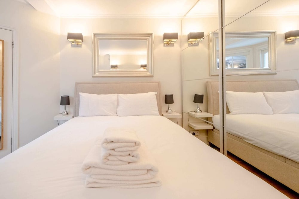 Фото Gorgeous 2bd Flat With Patio - South Kensington!