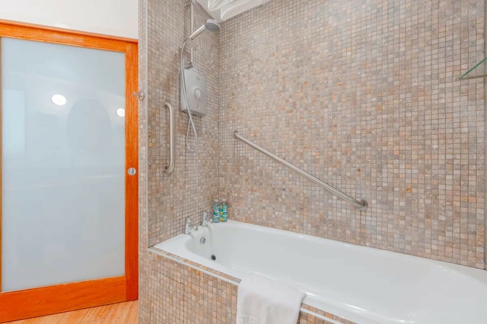 Фото Vibrant 2bd Flat - Near London Bridge