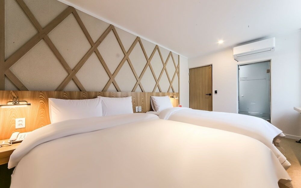 Фото Geojedo Jangseungpo Hotel Carara