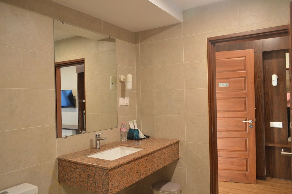 Фото Airport Avenue Hotel