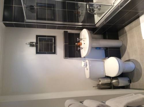 Фото Central Apartment by Cardiff Holiday Homes