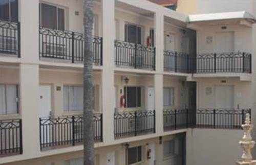 Фото Hotel El Camino Inn & Suites