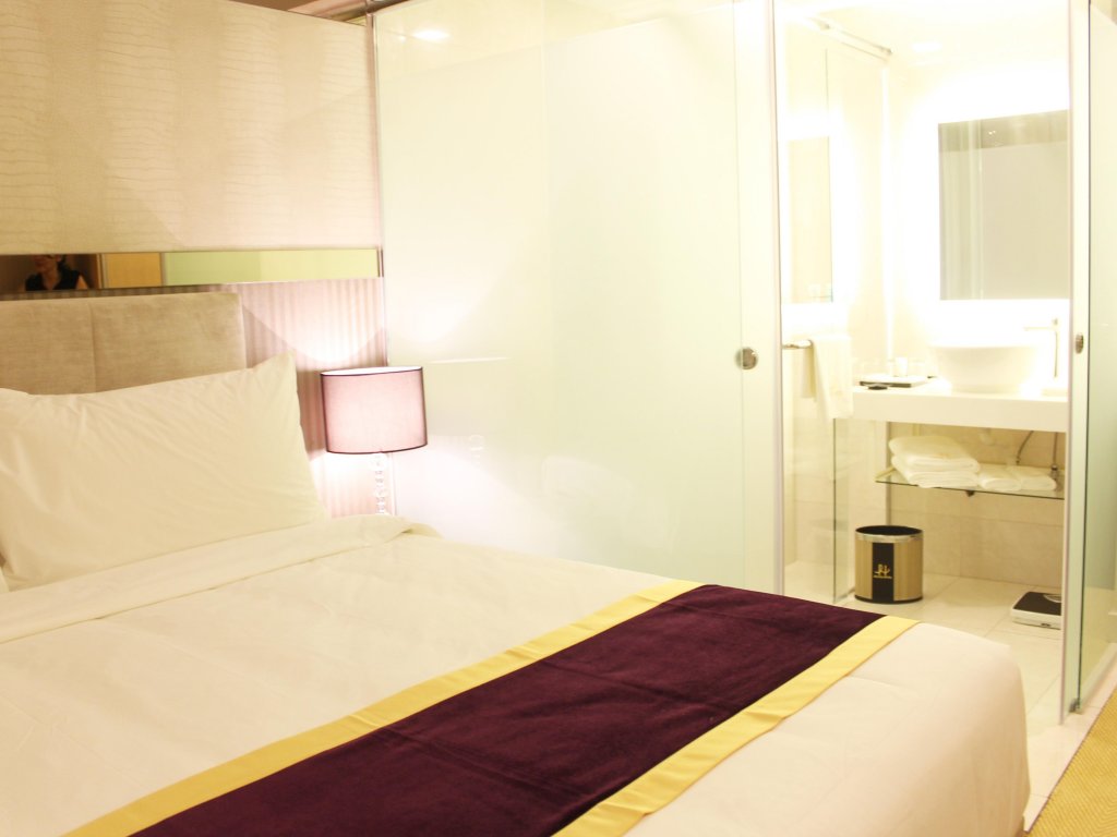 Фото Zen Rooms Royce Hotel