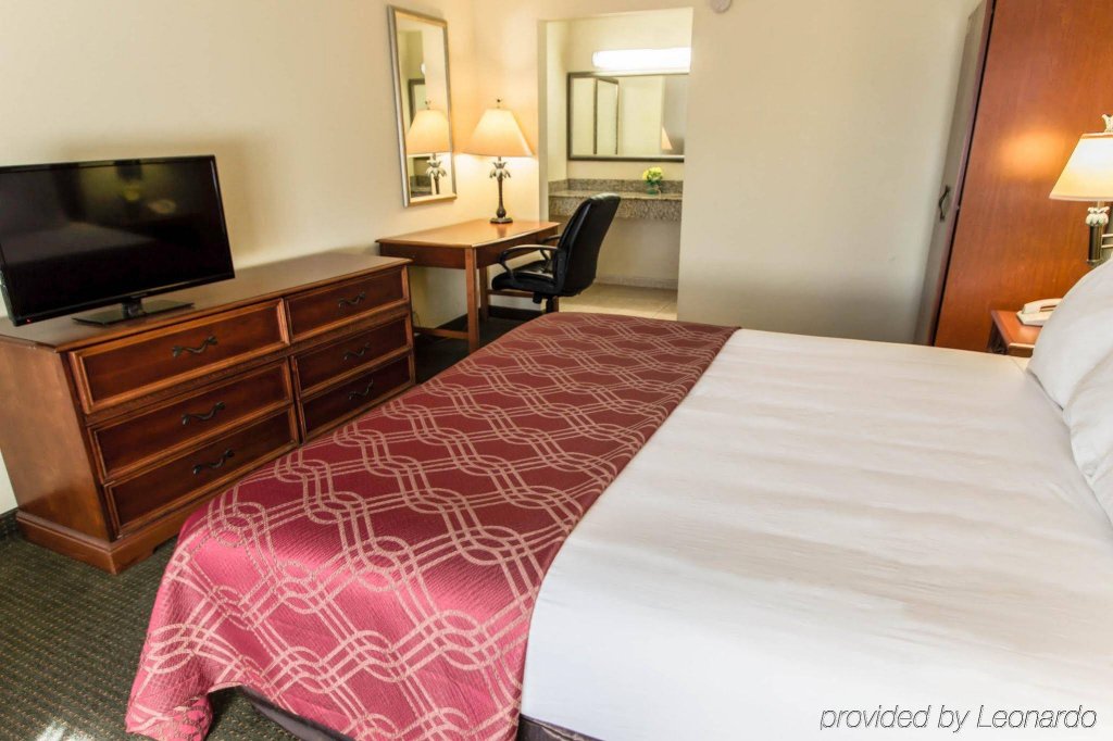 Фото Econo Lodge Inn & Suites Near Florida Mall