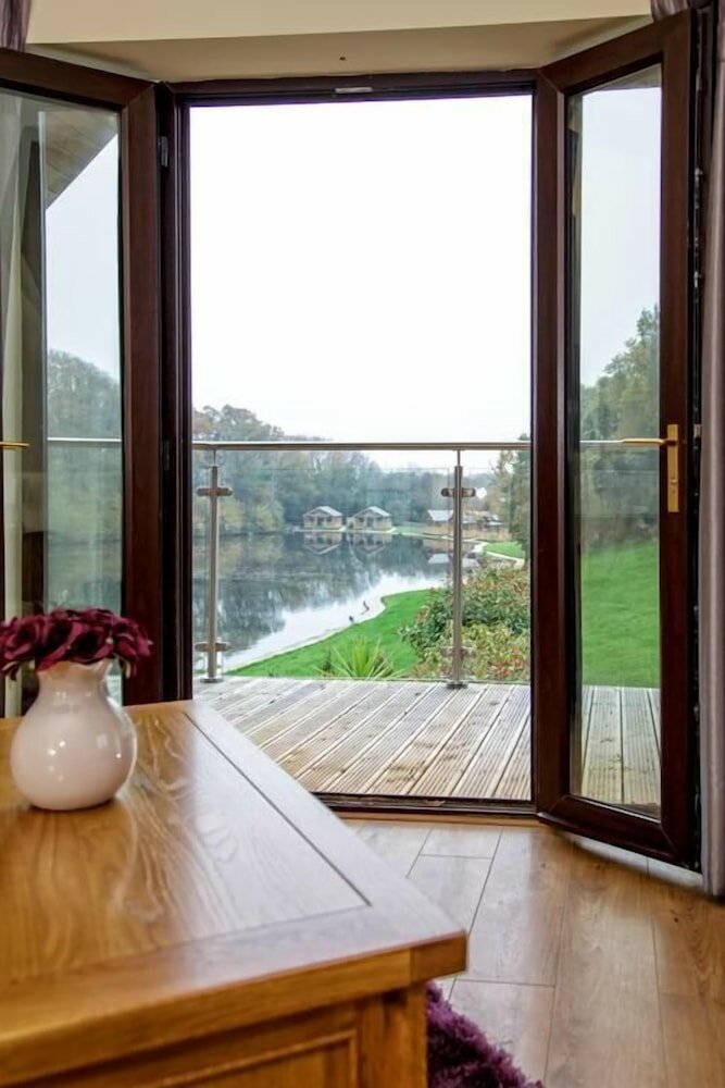 Фото Canada Lodge and Lake