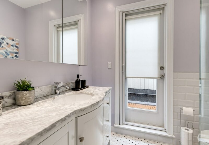 Гостиница 3 Bdrm-3 BATH-Parking-Fashion District в Торонто