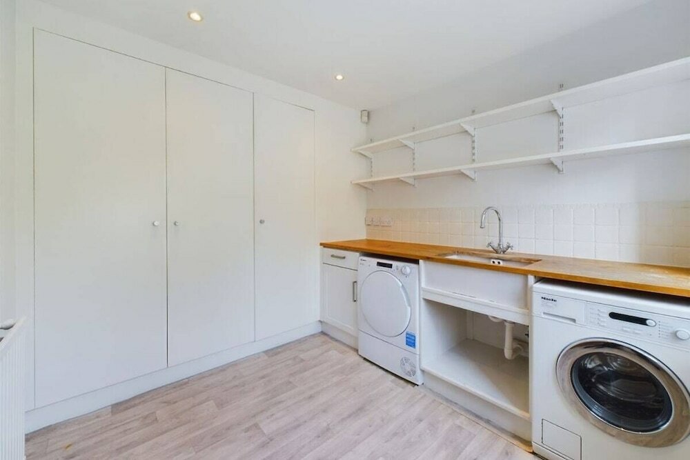 Фото The Richmond Park Hideaway - Cozy 5bdr House With Garden + Rooftop Terrace