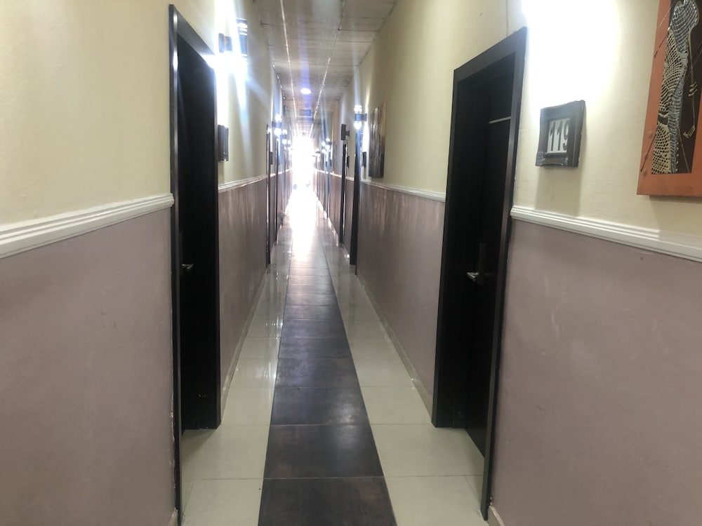 Фото Mayors & Diplomat Suites Opebi