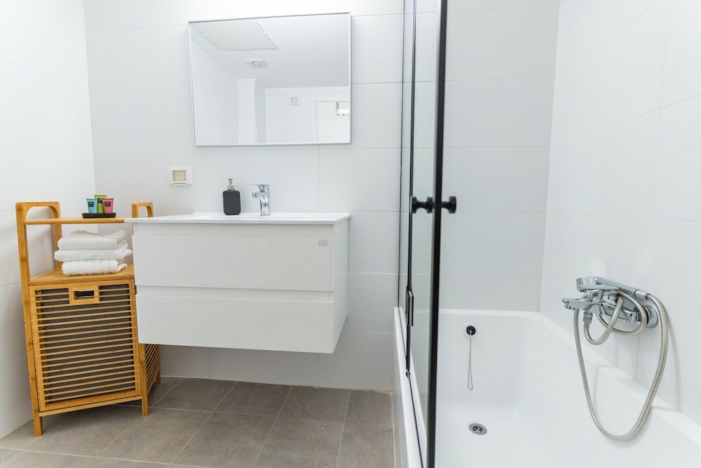 Фото Bright Sunny Holiday Home with Sea Views