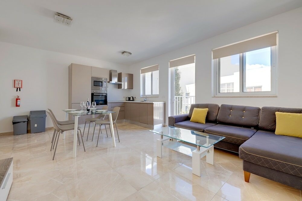 Фото Deluxe Apartment Steps to St George's Bay