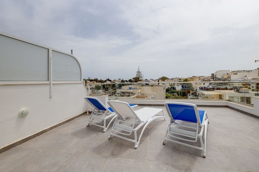 Фото Fabulous Penthouse Close to St George's Bay