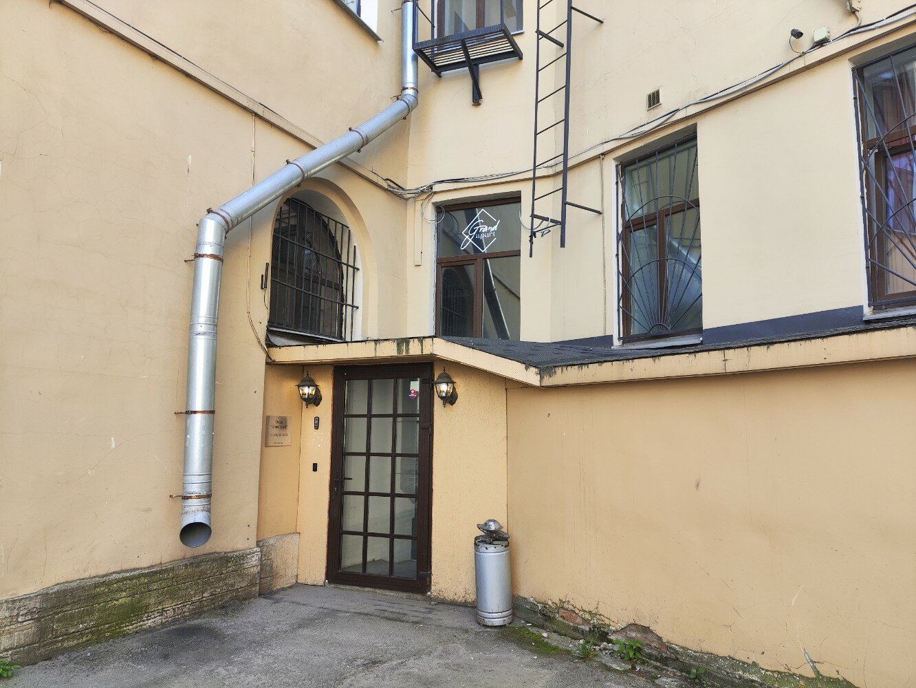 Grand Apart - 10